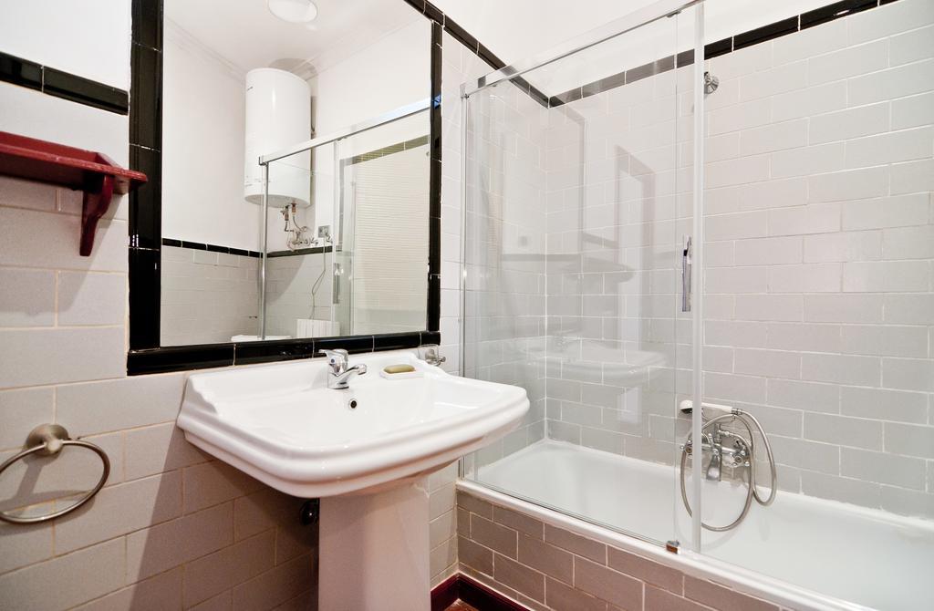 Apartamentos Madrid Retiro Room photo
